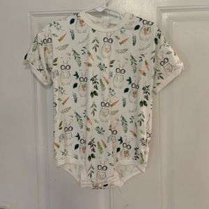 18/24m (100) Fuyimei white/gray bunnies w/ glasses/ carrots short sleeve Onesie